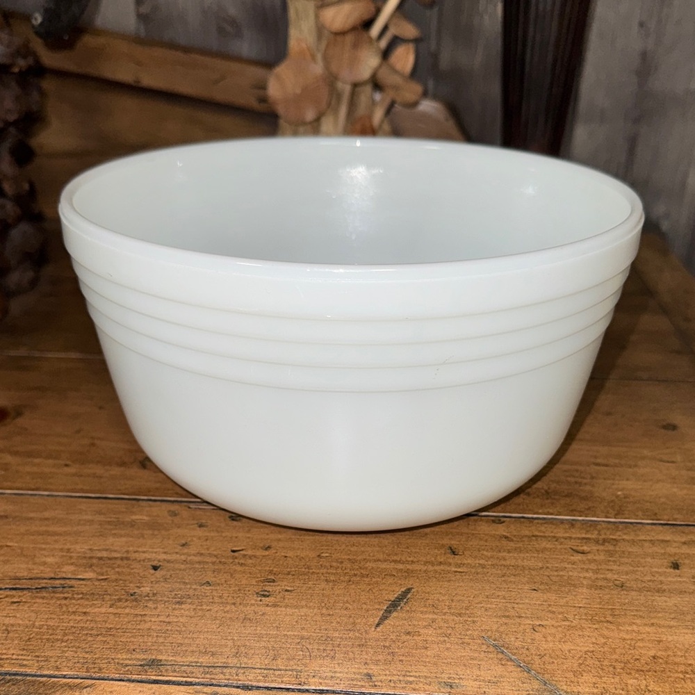 Pyrex - Hamilton Beach White Glass Mixing Bowl with Ribbed Band